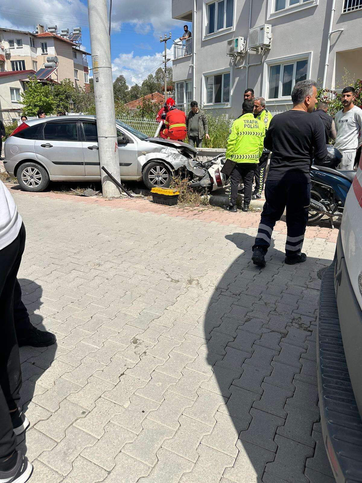 Muğla’da Otomobil Direğe Çarptı Yaralılar Var 1